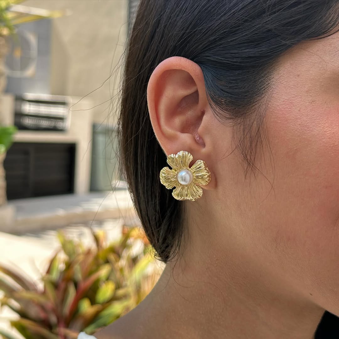 Aretes flor dorada con perla