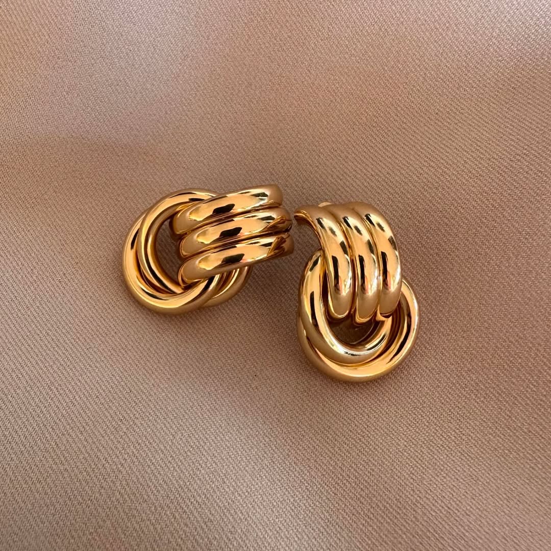 Aretes nudo dorado clásico