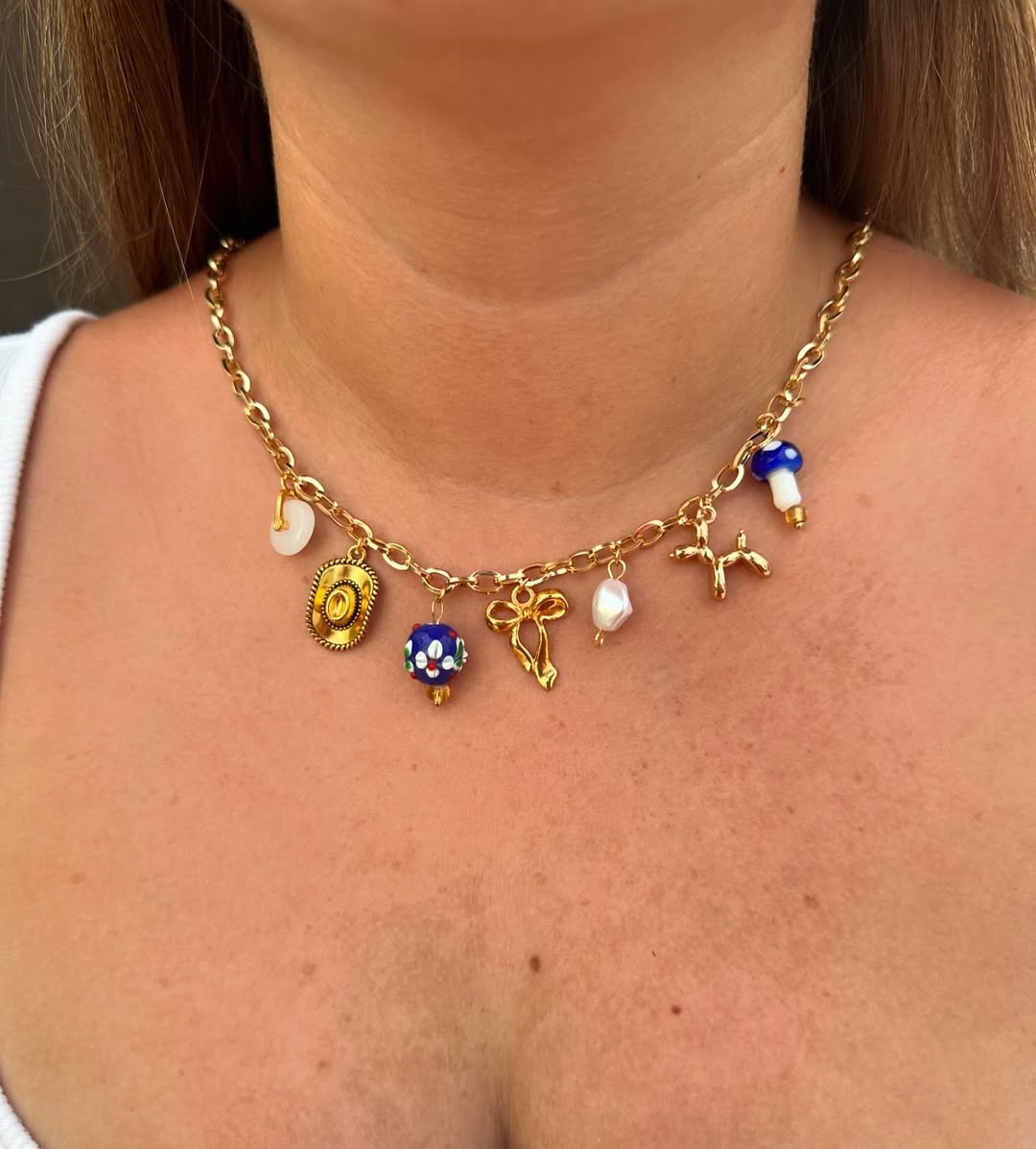 Collar de cadena dorada con charms: sombrero, moño, perla, estrella y hongo
